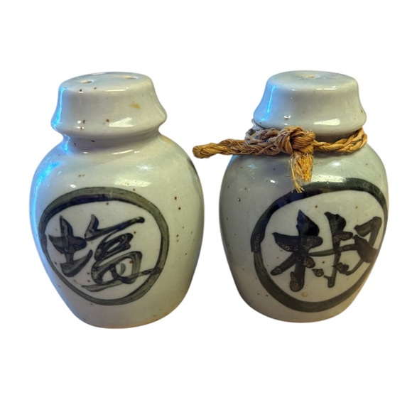 Set of 2. Asian Salt & Pepper Shakers. - Picture 1 of 4